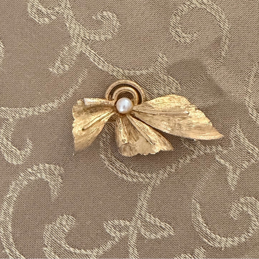 Vintage Gold Tone Bow Brooch with Pearl Accent | Classic Elegant Pin